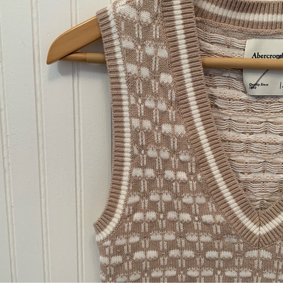 Abercrombie & Fitch Sweater Vest - Picture 2 of 6
